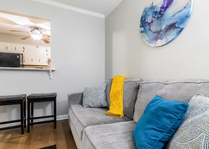 Downtown 1Br Condo With Full Kitchen, Pet-Friendly