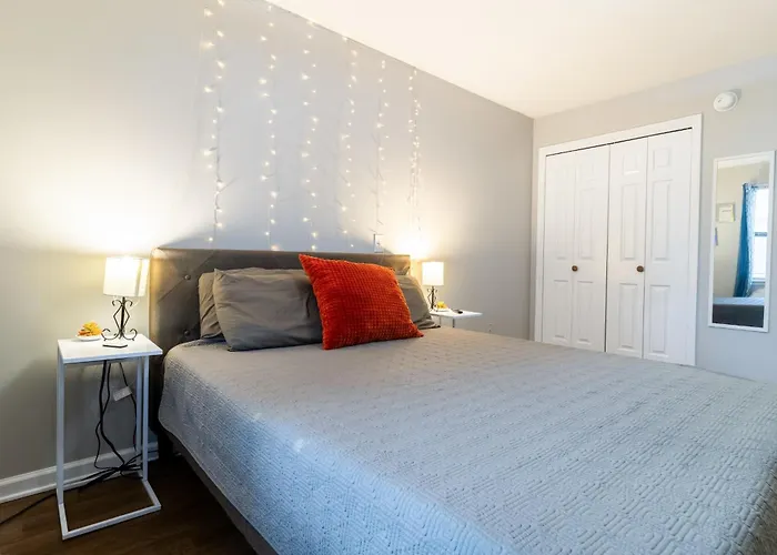 Downtown 1Br Condo With Full Kitchen, Pet-Friendly