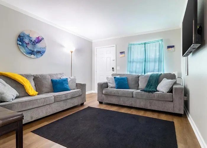 Downtown 1Br Condo With Full Kitchen, Pet-Friendly