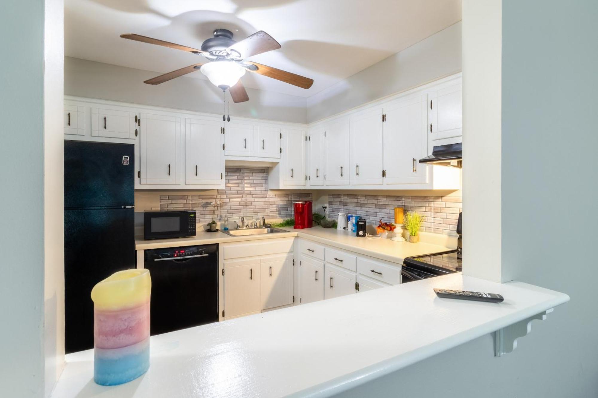 Downtown 1br With Full Kitchen, Pet-friendly
