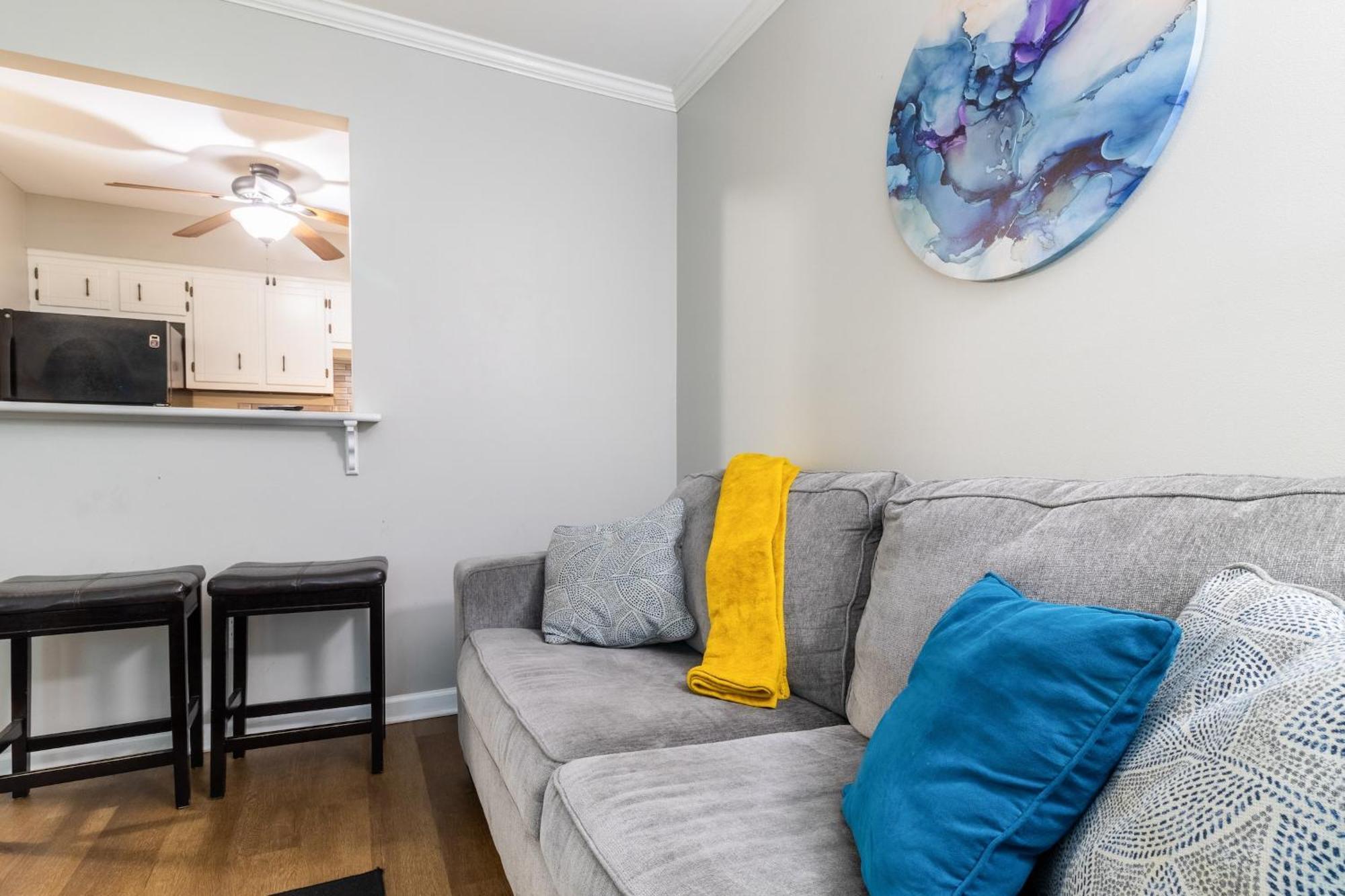 Downtown 1br With Full Kitchen, Pet-friendly