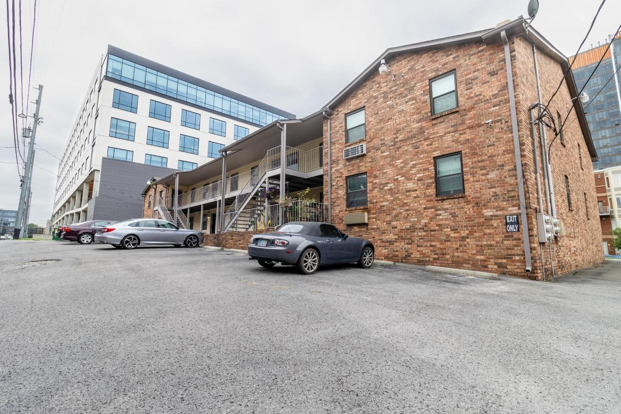 Downtown 1br With Full Kitchen, Pet-friendly