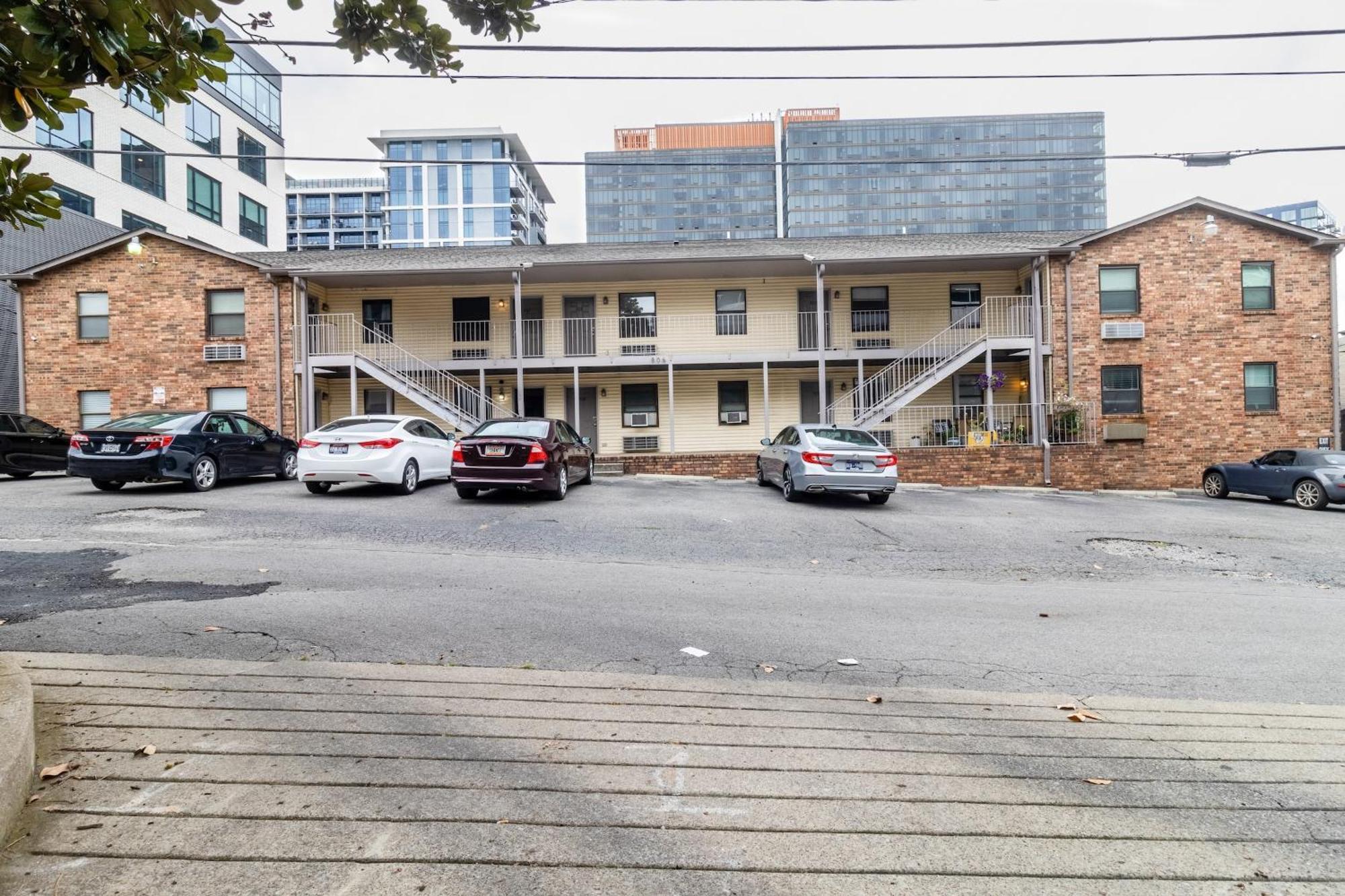 Downtown 1br With Full Kitchen, Pet-friendly *