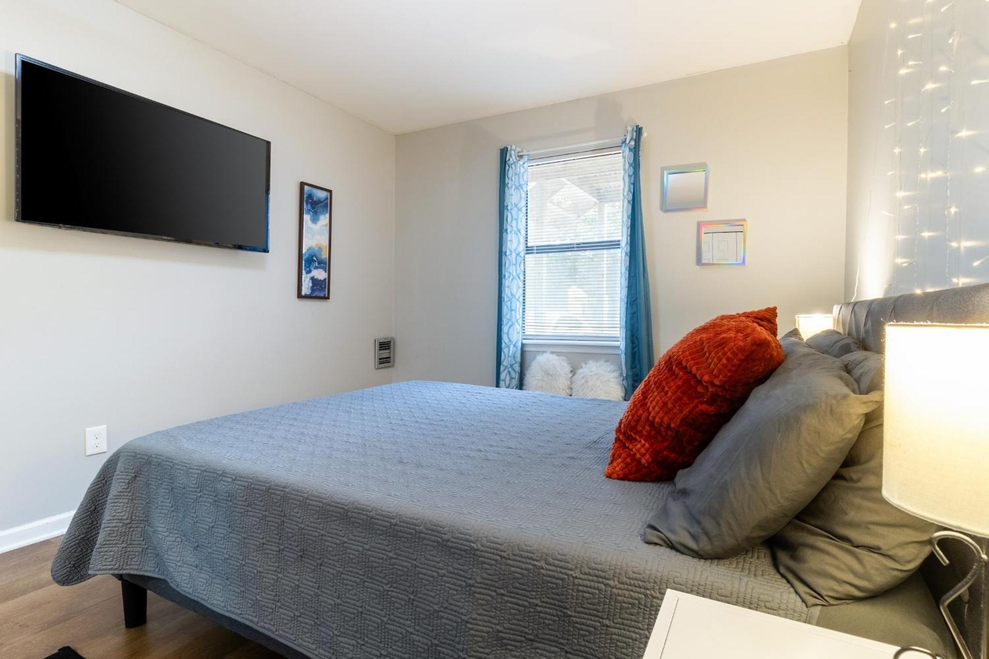Downtown 1br With Full Kitchen, Pet-friendly Apartment